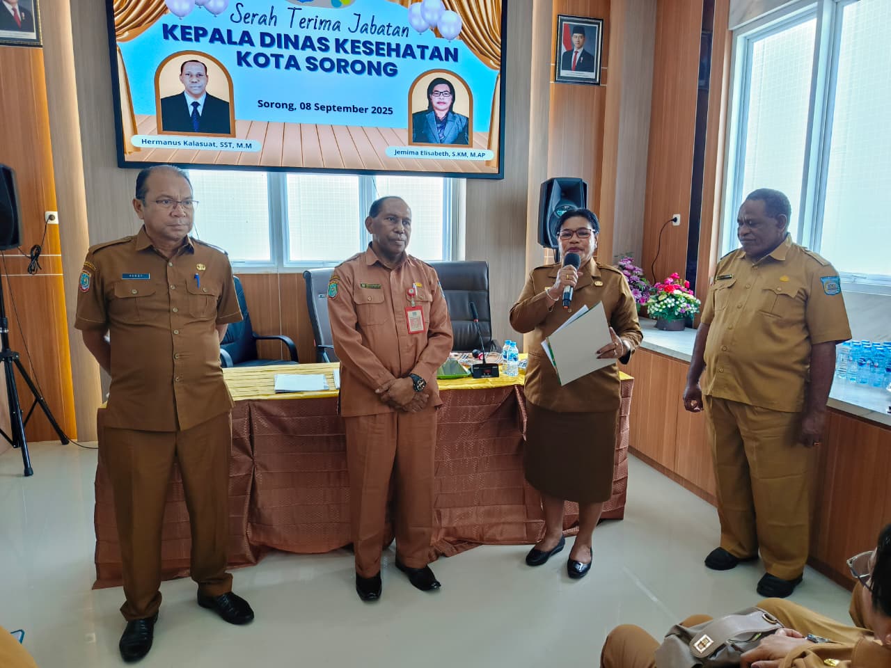 250908065609-serah-terima-jabatan-kepala-dinas-kesehatan-kota-sorong-kepada-plt-kepala-dinas-kesehatan-kota-sorong.jpg